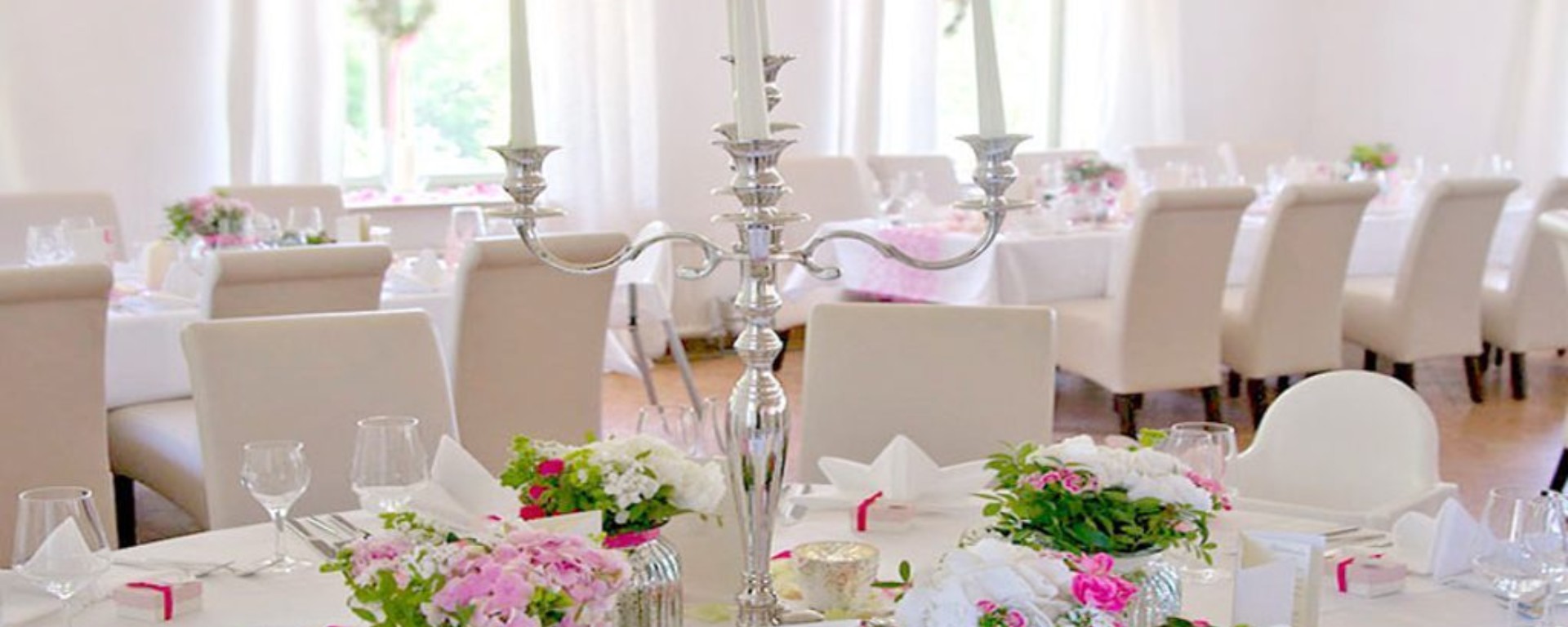 01 Tischdeko rund rosa2 kleinvalentinssaal 1024x682